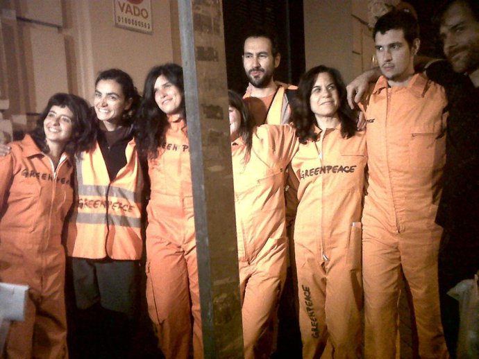 En libertad los activistas de Greenpeace por subir al tejado del Congreso