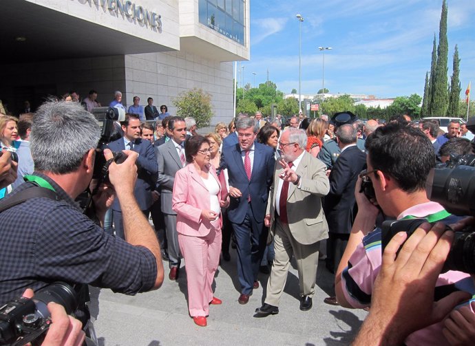Arias Cañete, antes de atender a los periodistas, a su llegada a Expoliva 2013.