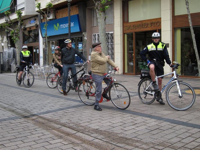 Sáinz y participantes en el curso se disponen al recorrido con polis en bici