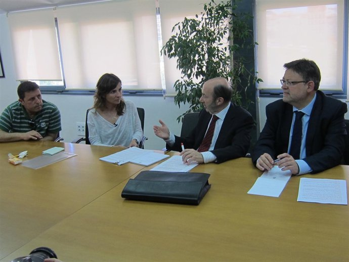 Rubalcaba y Puig reunido con la Asociación de Víctimas del Metro