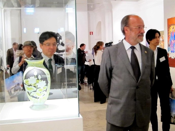 León de la Riva recorre la exposición de arte japonés.
