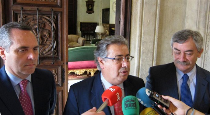 Bueno, Zoido y Cabello durante el anuncio del traspado de la Delegación