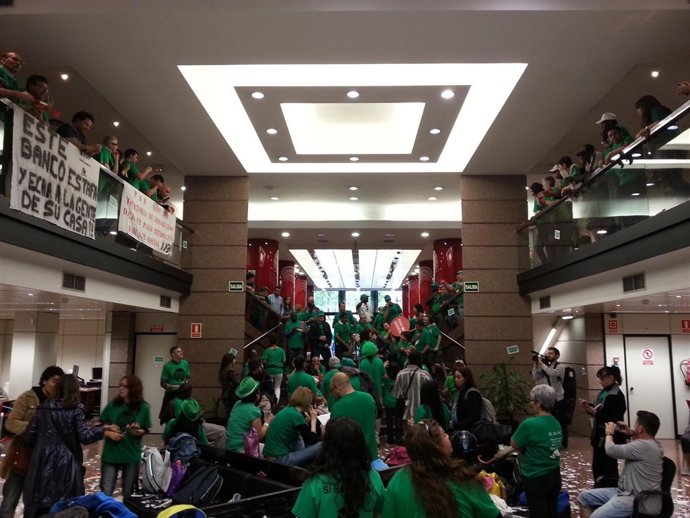 La PAH ocupa la principal sucursal del Banco Popular en Catalunya.