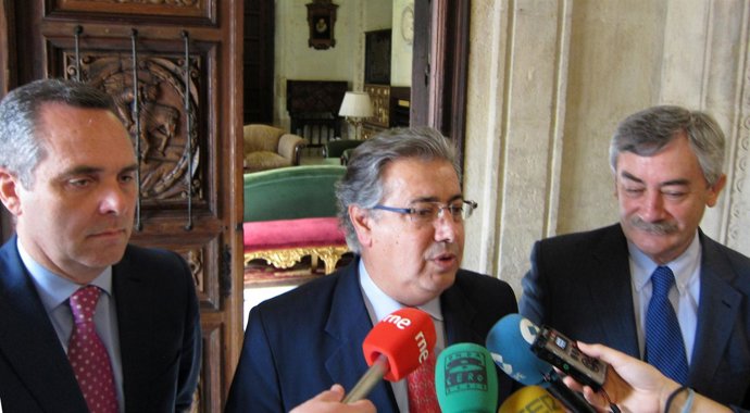 Bueno, Zoido y Cabello durante el anuncio del traspado de la Delegación