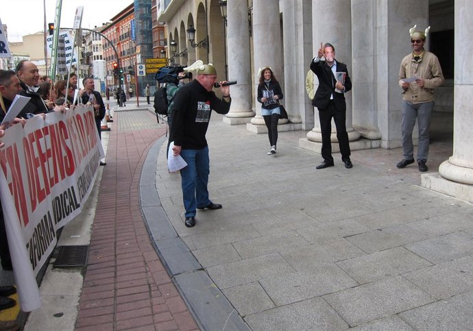 Protesta de los funcionarios mientras 'Rajoy' saluda