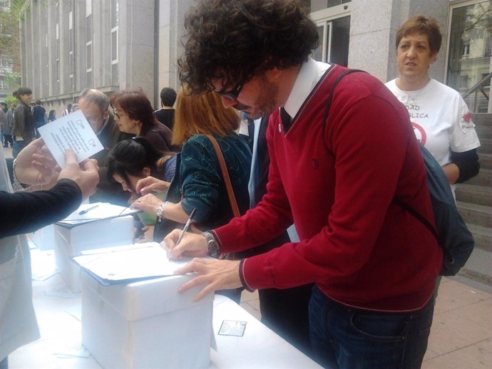 Eddy Sánchez votando por la Sanidad pública