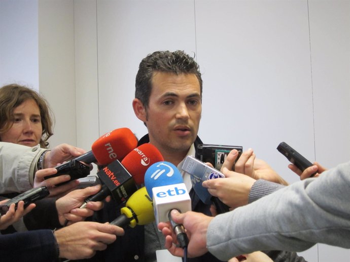 Samuel Caro atendiendo a los periodistas tras declarar ante la juez