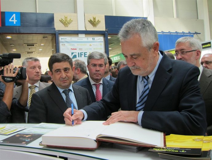 El presidente de la Junta Junto al presidente de Diputación y el alcalde de Jaén