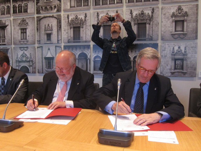 Convenio que firman pte.Diputación S.Esteve y alcalde de Barcelona X.Trias