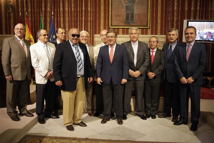 Zoido, con jubilados de Tussam