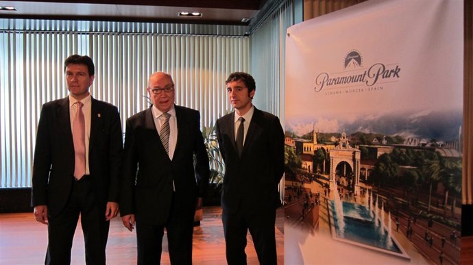 El alcalde de Alhama, Samper y el consejero Cruz