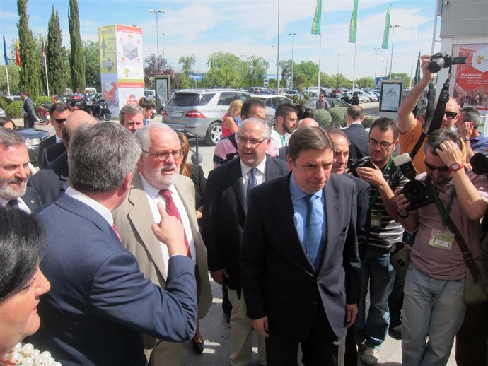 Arias Cañete, con Planas y Fernández de Moya, a su llegada a Expoliva 2013.