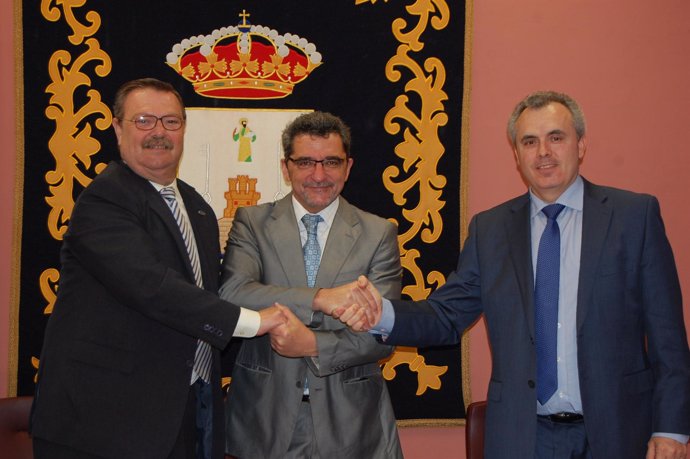Firma del acuerdo entre Ayuntamiento, BBVA y FICA. 