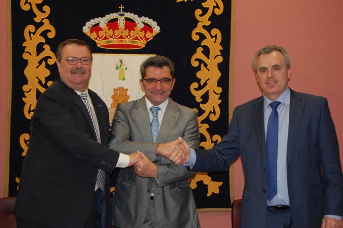 Firma del acuerdo entre Ayuntamiento, BBVA y FICA. 