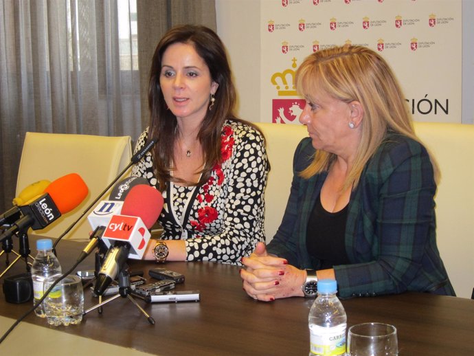 Silvia Clemente (izqda) acompañada por la presidenta de Isabel Carrasco