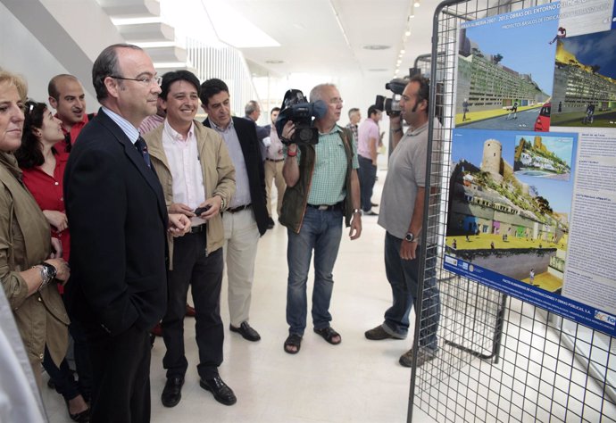 El alcalde visita los proyectos del Mesón Gitano