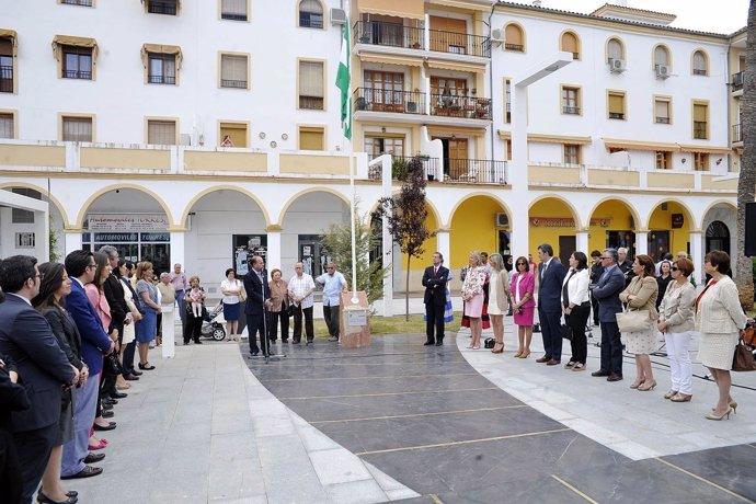 Manuel Gracia asiste a la inauguración de una plaza en Antequera   