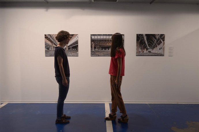 Una exposición en la sala de la fundación cruzcampo                  