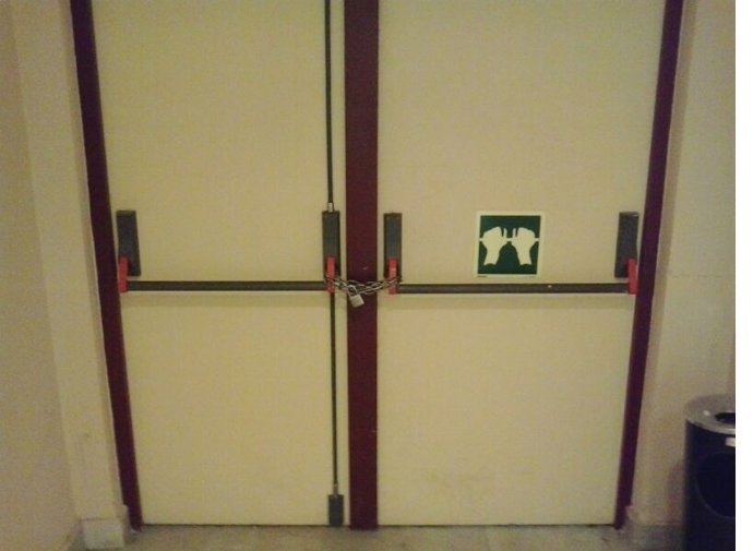 Imagen de unas puertas de acceso al Ayuntamiento con cadena y candado