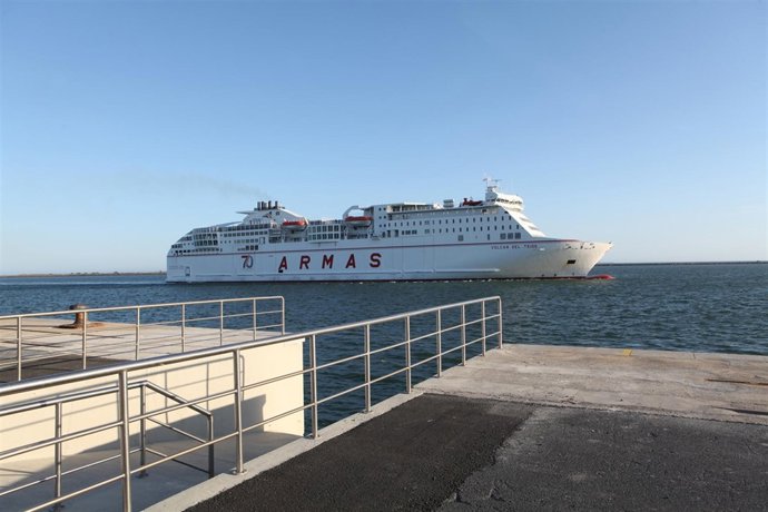 Ferry de la naviera Armas que une Huelva con Canarias. 