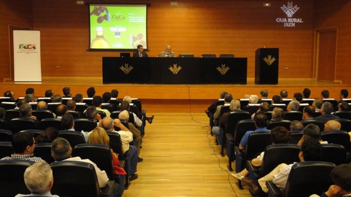 Molina y Arias Cañete clausuran la jornada de Faeca sobre cooperativismo.