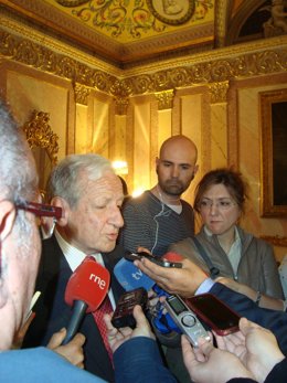 Pie: Sala atiende a los medios en Segovia