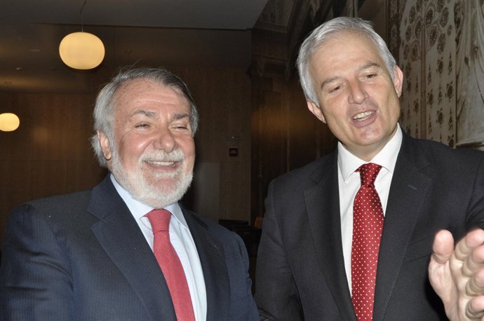 El eurodiputado del PP Jaime Mayor Oreja y el portavoz local, Eloy Suárez.