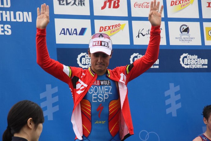 Gómez Noya en el podio de Yokohama