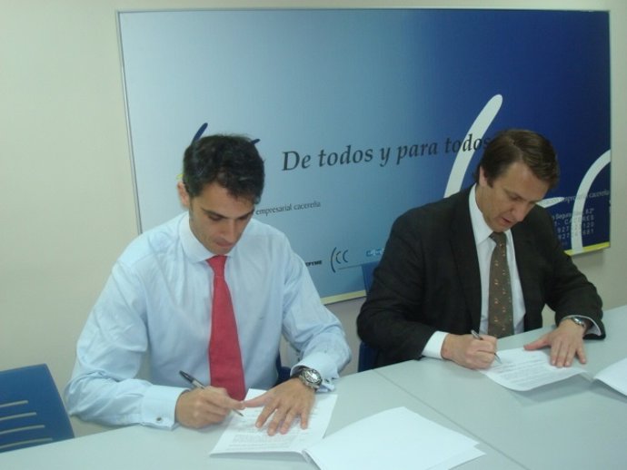 Víctor Sánchez De Fundetec Y Pedro Rosado De FEC Firman Acuerdo