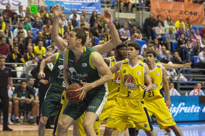 Fran Vázquez 17 (Unicaja) - Ricardo Úriz 6, Jakim Donaldson 7, Saúl Blanco 21