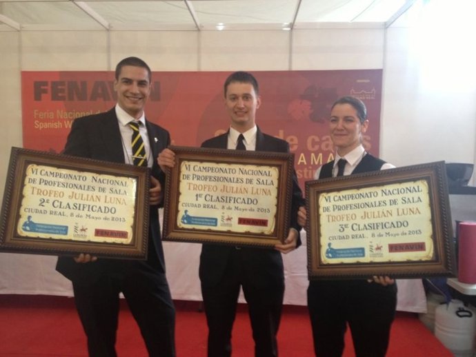 Esperanza Pérez Andreo, la primera por la derecha 