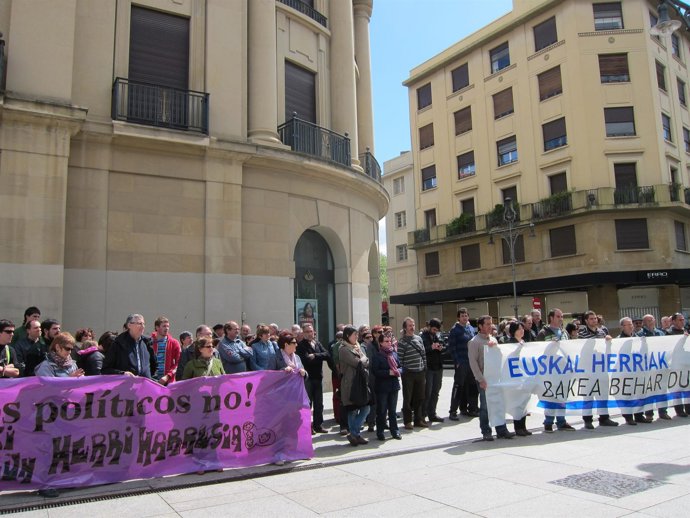 Concentraciones ante el Gobierno de Eleak y firmantes del Acuerdo de Gernika