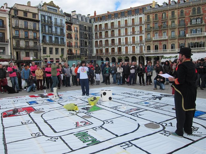 Juego de la Oca organizado por distintos colectivos en la Plaza del Castillo