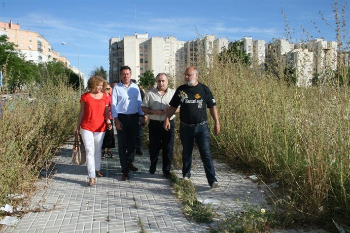 Espadas durante una visita a uno de los referidos solares