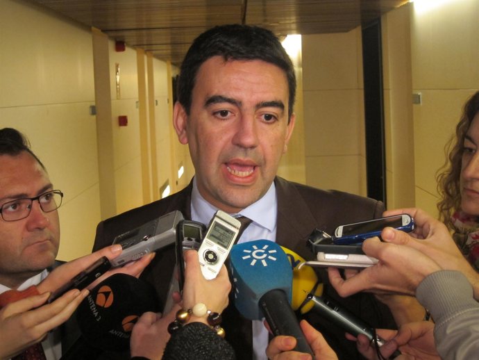 Mario Jiménez atiende a los periodistas