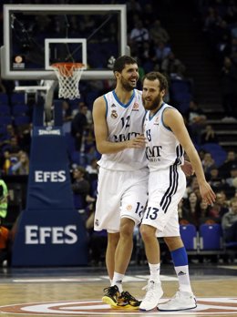 Sergio Rodríguez y Mirotic celebran el pase a la final de la Euroliga