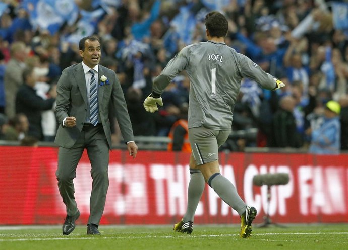 El entrenador del Wigan Roberto Martínez y el portero Joel Robles