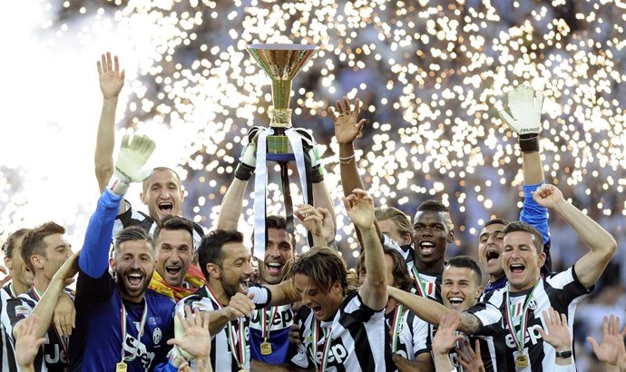 La Juventus levantando el Scudetto