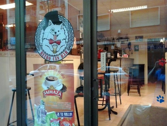 Retrocan, el primer bar de Granada que permite animales domésticos