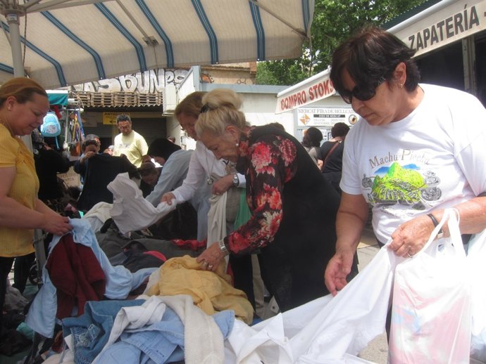 Compradoras que buscan gangas en los Encants de Barcelona