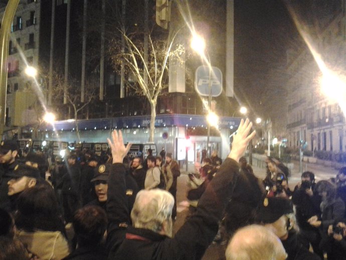 Protesta ante la sede del PP en la calle Génova