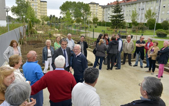 Alcalde y vecinos del Alisal 