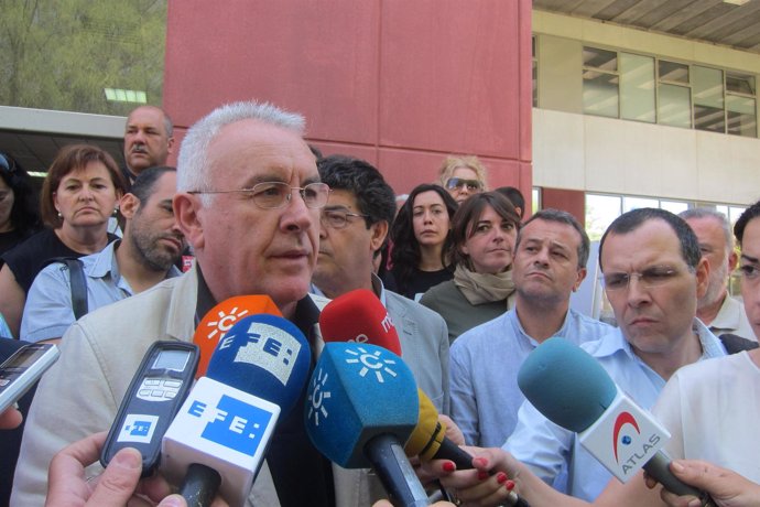El coordinador federal de IU, Cayo Lara, atiende a los medios en Sevilla