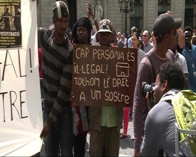 Concentración contra desalojos de inmigrantes en Poble Nou