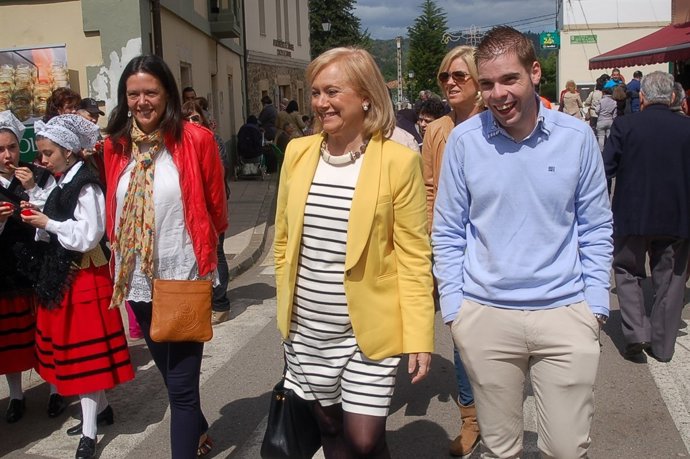 Mercedes Fernández, en su visita a Cabranes