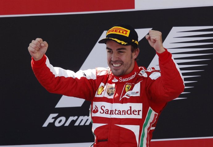El piloto asturiano Fernando Alonso en el podio de Montmeló