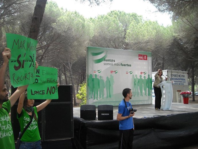 Interinos protestan en un acto de Mar Moreno en San Roque
