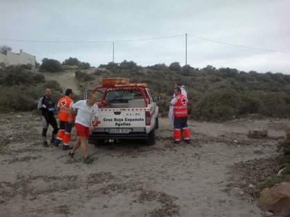 Cruz Roja Española en Águilas rescata a un bañista en la rompiente de la  Playa de Matalentisco