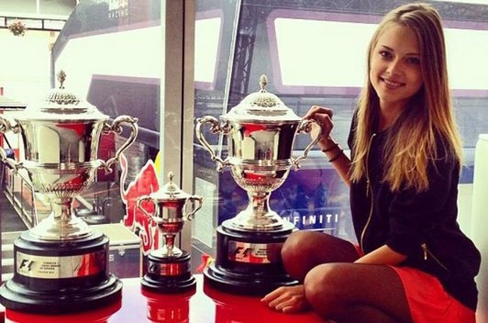 Dasha Kapustina con las copas de Fernando Alonso