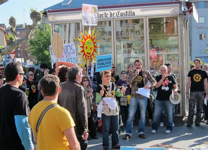 Miembros del 15M Valladolid durante un "escrache verbal"